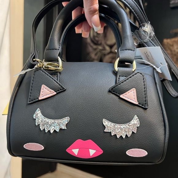 🧛‍♀️🖤💋BETSEY JOHNSON,LUV BETSEY LBHARLEY VAMPIRE LIP KITTY BARREL SATCHEL 🖤💋🧛‍♀️ - Picture 3 of 11